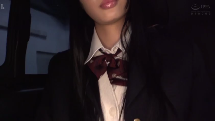 坐姿 · 车内 · 上半身特写 · JK制服 · 静止 · 黑长直 · 抿嘴