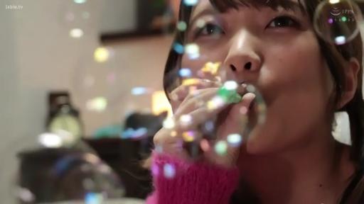 室内 · 脸部特写 · 仰头 · 长发 · 俏皮 · 粉色毛衣 · 吹泡泡 · 泡泡