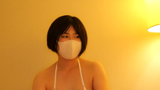 注视 · 肩部特写 · 口罩 · 白色口罩 · 卧室或室内 · 暖黄色灯光