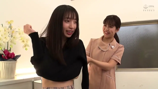 室内 · 站立 · 中景 · 微笑 · 双人 · 更衣 · 黑色针织衫与医护制服 · 兰花盆栽