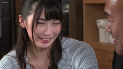 起居室 · 注视 · 光线柔和 · 浅蓝色针织上衣 · 女子脸部特写