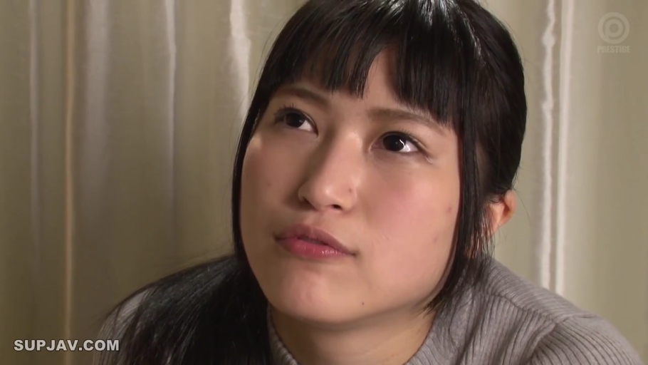 室内 · 脸部特写 · 略带迷离 · 灰色针织上衣