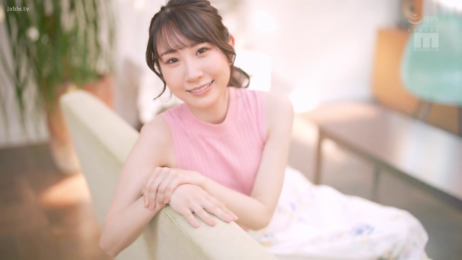 沙发 · 室内客厅 · 甜美微笑 · 粉色无袖上衣 · 凝视镜头 · 脸部及上半身 · 唯美清新 · 坐姿并靠在沙发上