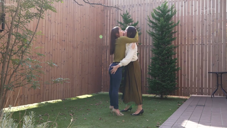 拥抱 · 全景 · 紧身牛仔裤 · 摸臀 · 庭院