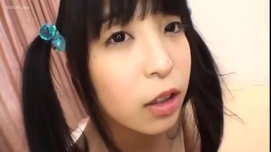 室内 · 微张嘴 · 眼睛特写 · 清纯风格 · 裸露肩膀 · 蓝色发圈