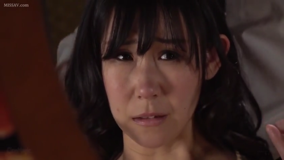 室内 · 面部特写 · 特写 · 哭泣 · 未知 · 悲伤