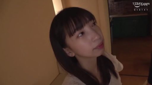 室内 · 脸部特写 · 站立 · 浅色衬衫