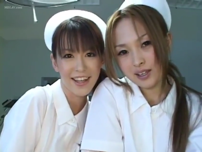 护士服 · 脸部特写 · 微笑 · 诊室 · 看向镜头 · 并肩