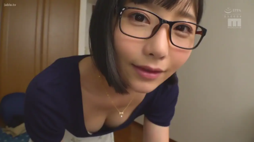 寝室 · 胸部事业线特写 · 温柔 · 深蓝色短袖上衣 · 黑框眼镜