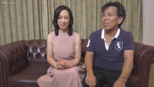 微笑 · 皮沙发 · 人物面部特写 · 女子穿粉色无袖连衣裙