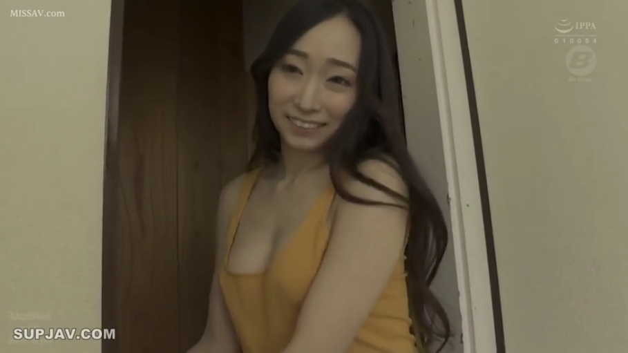 房门口 · 温柔 · 上半身特写 · 黄色吊带背心