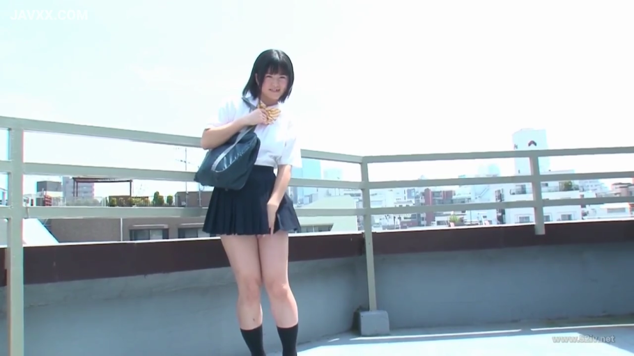 微笑 · 黄色领结 · 全身镜头 · 学生书包 · 室外光线 · 学校天台