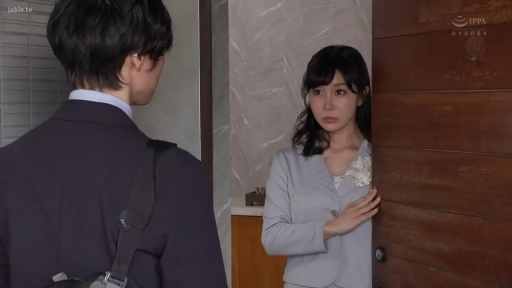 玄关 · 平静 · 灰色职业西装套装 · 女人面部特写
