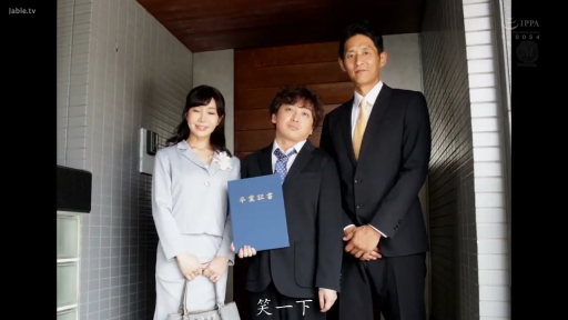 微笑 · 门口 · 浅灰色职业套装 · 家庭背景 · 人物上半身特写 · 毕业证书