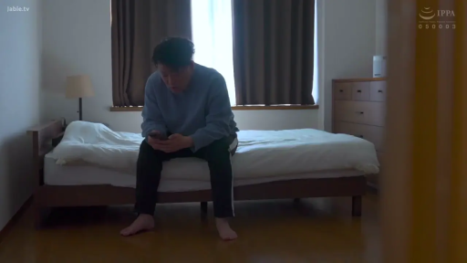 专注 · 卧室 · 手机 · 运动裤 · 光线较暗