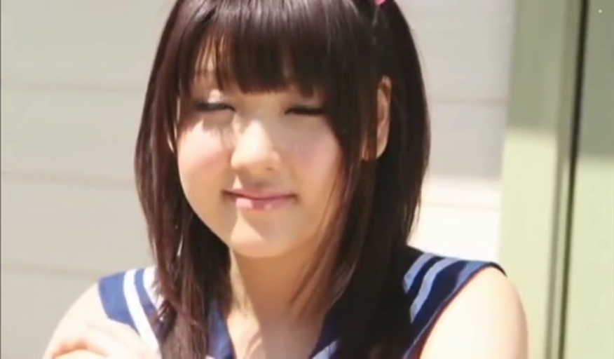 眼睛 · 温和 · 阳光充足 · 室外 · 深蓝色水手服学生制服