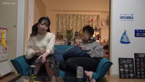 住宅 · 自然交流 · 人物中景 · 易拉罐饮料 · 女性穿米色上衣配深色透视长裙