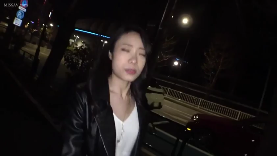 平静 · 项链 · 黑色皮衣 · 街道 · 行走 · 近景 · 夜景 · 街头漫步