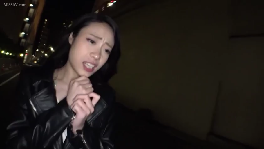 面部 · 站立 · 户外 · 黑色皮夹克