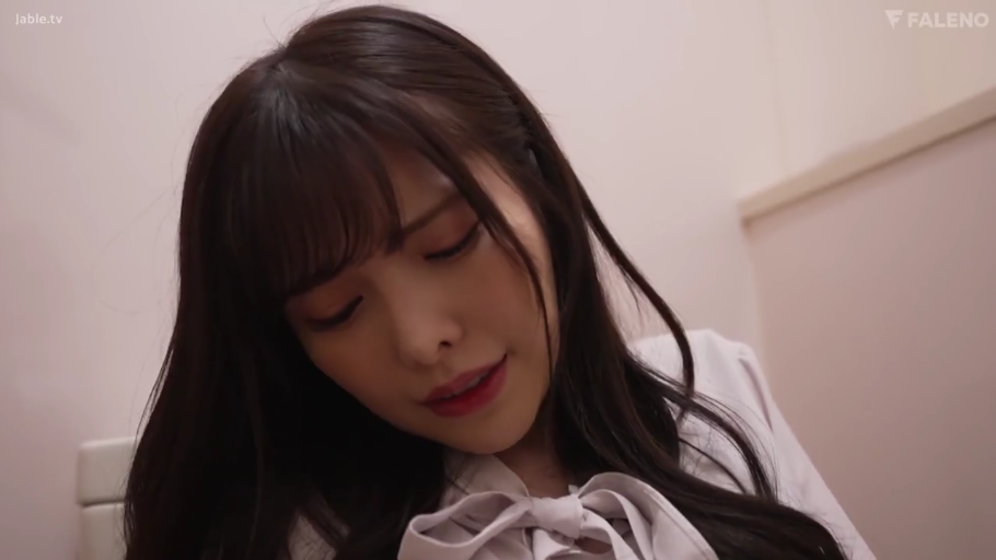 室内 · 坐姿 · 脸部特写 · 白色系带上衣