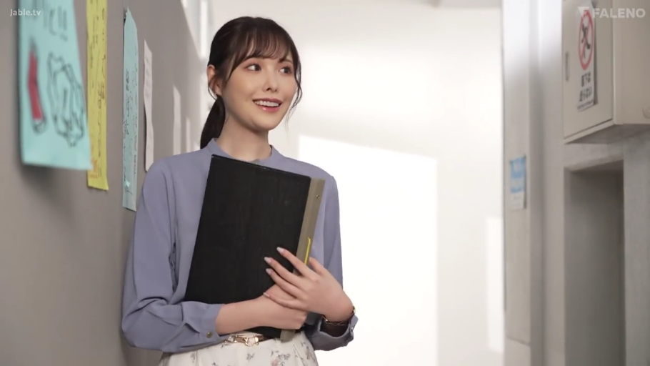 走廊 · 靠墙 · 微笑 · 半身 · 职场女性 · 碎花长裙 · 文件夹 · 怀抱文件夹