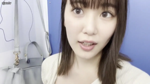 室内 · 上半身 · 手提包 · 白色针织衫 · 正在交谈