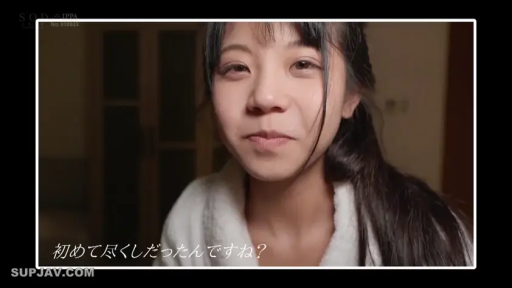 室内 · 脸部特写 · 字幕 · 轻微羞涩 · 白色浴袍