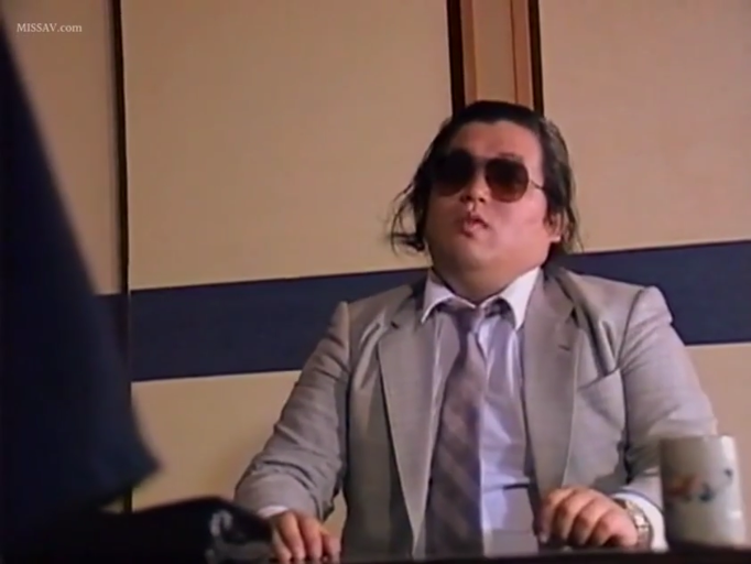 室内 · 坐姿 · 严肃 · 中景 · 凝视 · 西装 · 大叔 · 墨镜