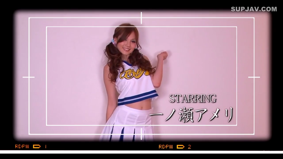 上半身特写 · 甜美微笑 · 白色拉拉队制服 · 室内背景墙 · 视频标题帧