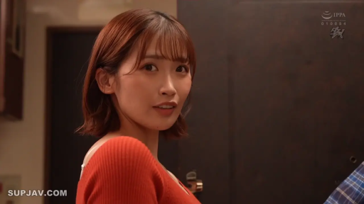 房间 · 脸部特写 · 红色针织衫 · 微笑着看向镜头
