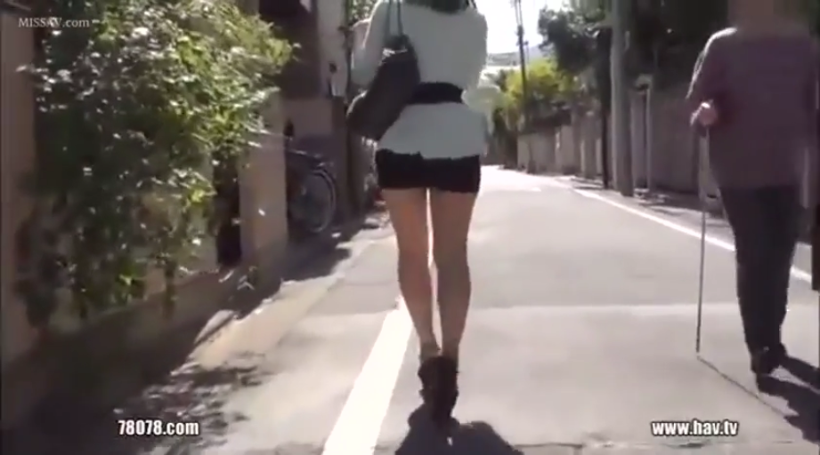 黑色超短裙 · 室外 · 脚部のクローズアップ · 包