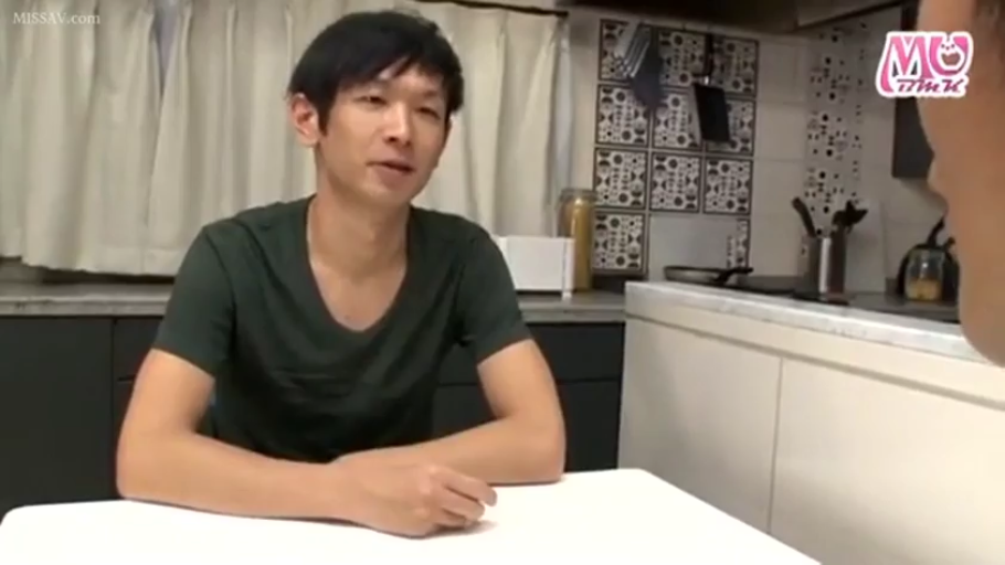 坐姿 · 交谈 · 自然 · 桌子 · 厨房 · 墨绿色短袖