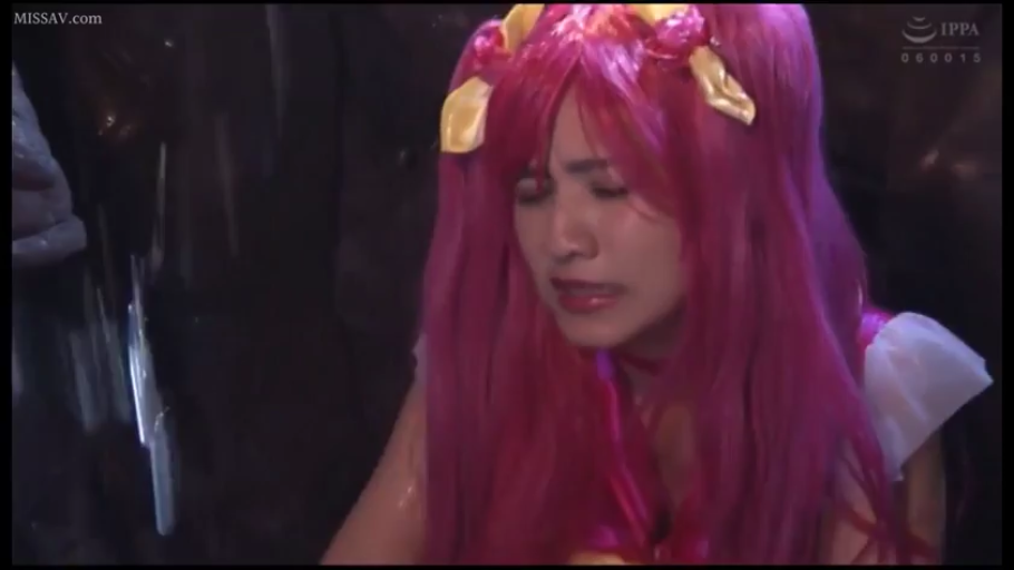 室内 · 坐姿 · 脸部 · 角色扮演服