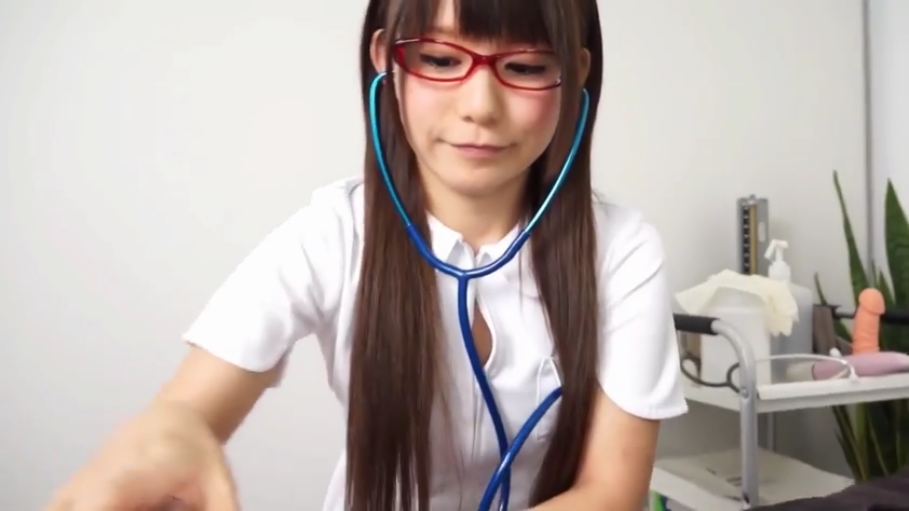 冷静 · 诊室 · 红框眼镜 · 头部及胸部特写 · 白色护士制服 · 背景放置了仿真性器官