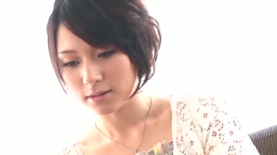 室内 · 若有所思 · 面部特写 · 碎花开衫 · 光线明亮
