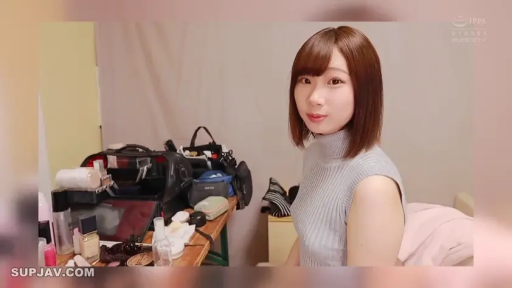 脸部特写 · 注视 · 化妆间 · 灰色无袖高领针织衫