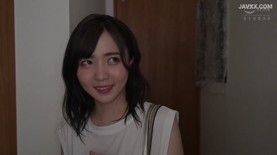 室内 · 脸部特写 · 站立 · 微笑 · 注视 · 长发 · 白色无袖上衣 · 包带