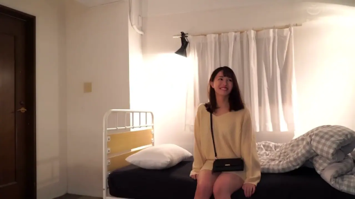 酒店 · 微笑 · 斜挎包 · 浅黄色针织毛衣