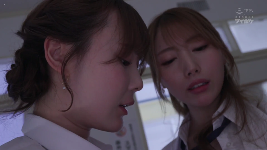 教室 · 略显迷离 · 侧颜 · 白色学生衬衫