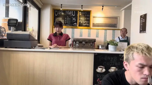 站立 · 中景 · 平静 · 咖啡店 · 剧情片 · 咖啡机 · 咖啡店制服 · 等待服务