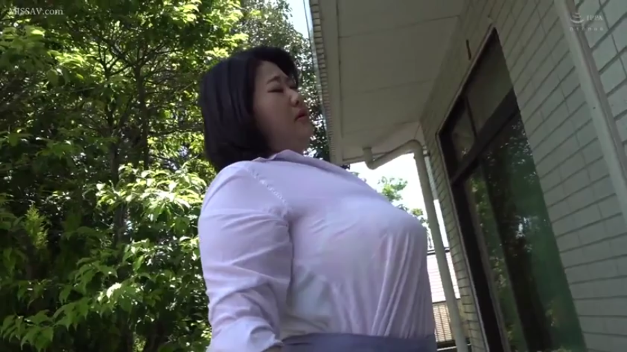 微微张嘴 · 白色衬衫 · 脸部表情特写 · 房屋侧面 · 阳光照射