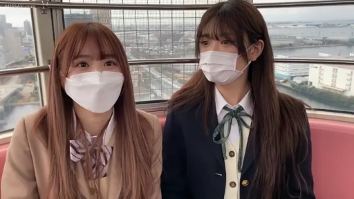 并排坐 · 注视 · 近景 · JK制服 · 双人 · 口罩 · 戴口罩 · 摩天轮