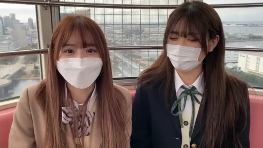 坐姿 · 半身 · 制服 · 对视 · 长发 · 口罩 · 戴口罩 · 摩天轮