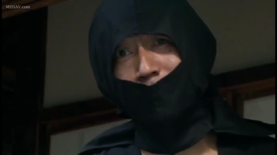 室内 · 严肃 · 脸部特写 · 观察 · 男性 · 正面 · 面罩 · 忍者服