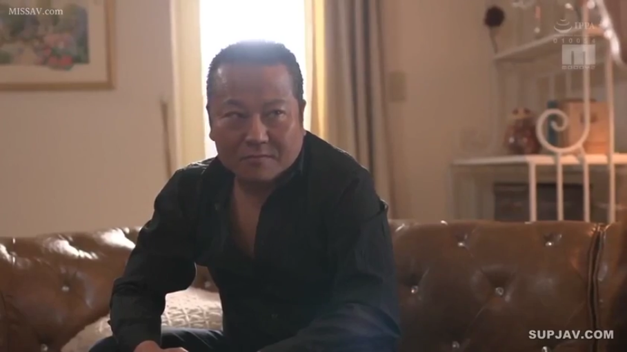 坐姿 · 严肃 · 皮沙发 · 客厅 · 凝视 · 上半身 · 黑色衬衫 · 熟男