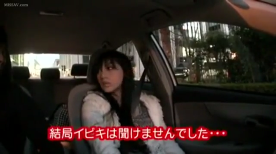 面部特写 · 汽车 · 针织内搭 · 汽车内 · 注视 · 车窗外有建筑