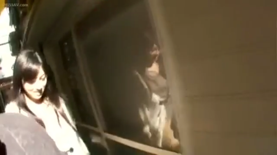 微笑 · 户外街道 · 淡い色のトップス · 女子上半身特写