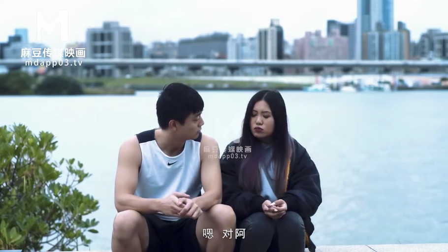 河边 · 交谈中的表情 · 两人上半身中景 · 女性穿黑色厚外套