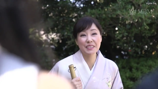 交谈 · 站立 · 微笑 · 上半身 · 户外 · 熟女 · 和服 · 竹杆