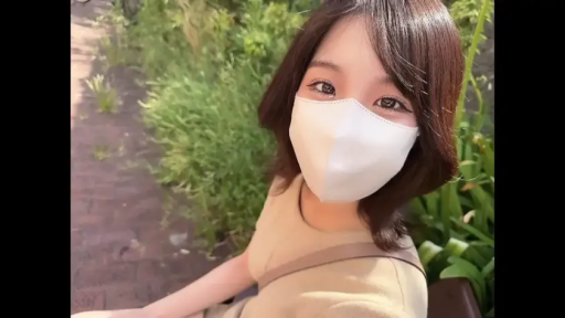 坐姿 · 短发 · 头部特写 · 口罩 · 凝视镜头 · 浅色上衣 · 户外公园 · 眼神温柔